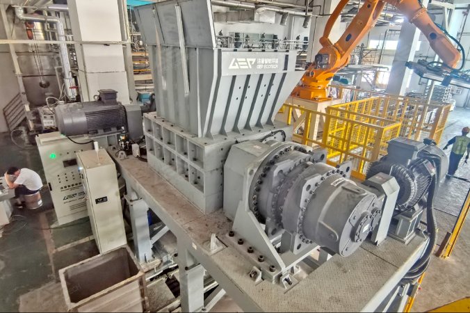 Çin'in Guangdong eyaletindeki CuO üretim hattı projesinde kullanılan çift şaftlı öğütücü